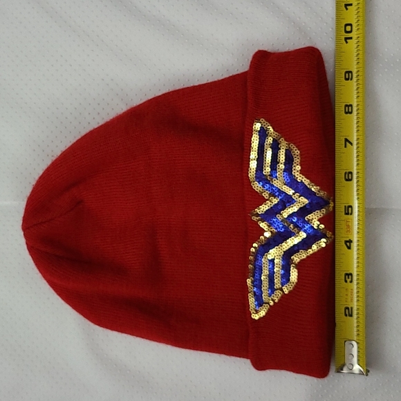 DC WONDERWOMAN BEANIE - Picture 7 of 8